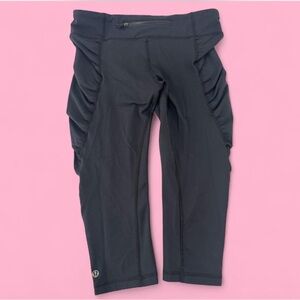 Lululemon Womens Stretch Black Capri Ruched Leggings
Zip Pocket